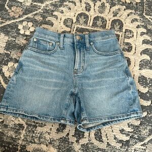 NWOT Madewell perfect mid length jean short